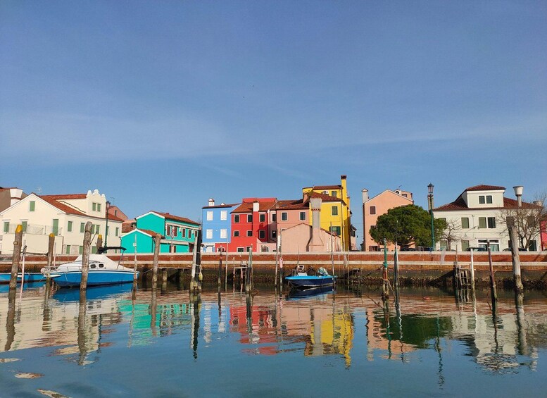 Una costa con edificios coloridos y barcos amarrados en aguas tranquilas. 1