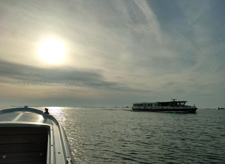 Un barco en aguas tranquilas con un sol brillante en el cielo. 5