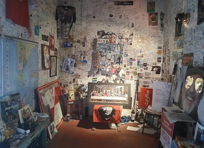 Une pièce dont les murs sont couverts de divers affiches, photographies et objets de collection. 5