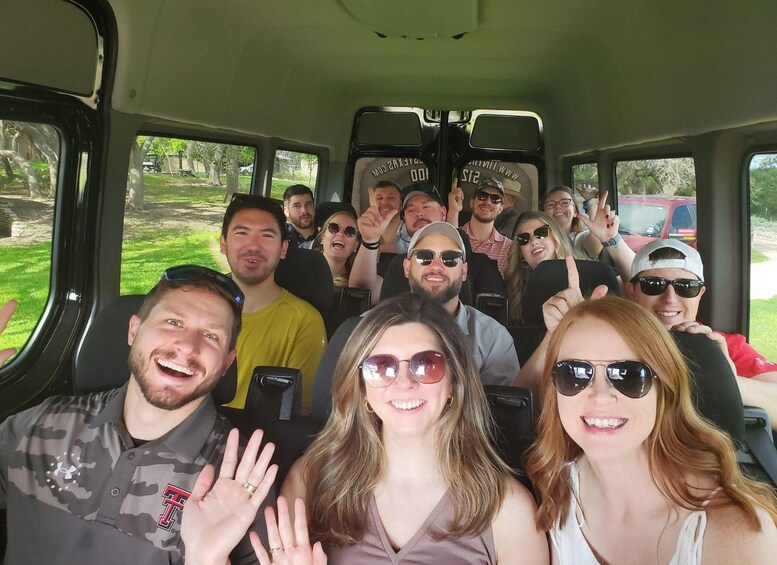 Un grupo de personas dentro de un vehículo con vistas a una zona verde y árboles. 5