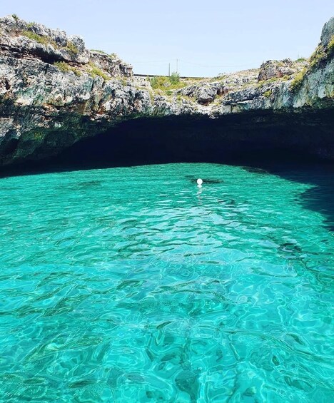 Une piscine d’un bleu turquoise éclatant, entourée de falaises rocheuses. 3