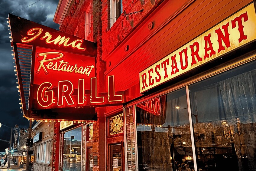 Un restaurante con letreros de neón que anuncian una parrilla. 3