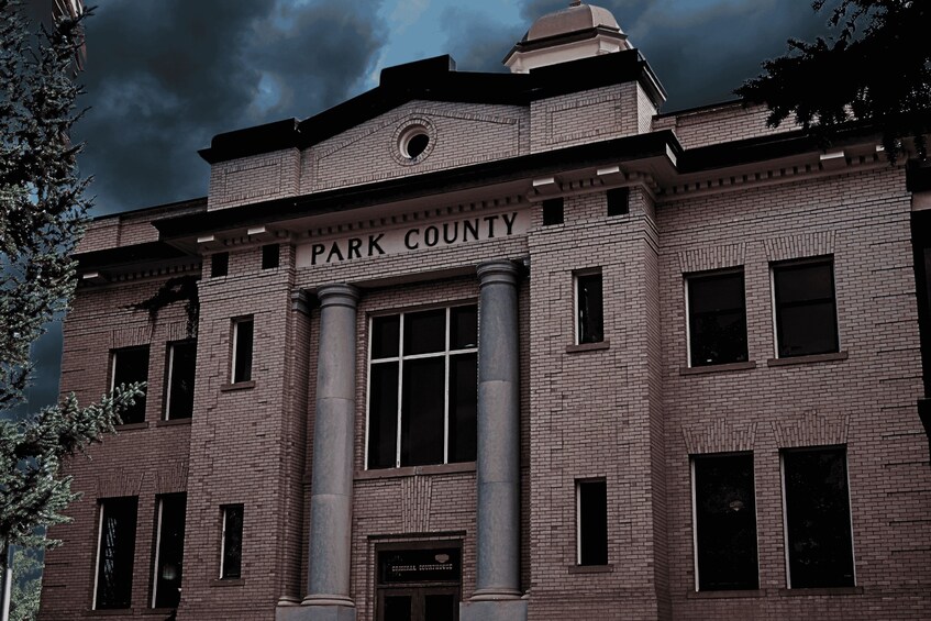 Un juzgado de ladrillo con la inscripción 'PARK COUNTY' en la fachada. 2
