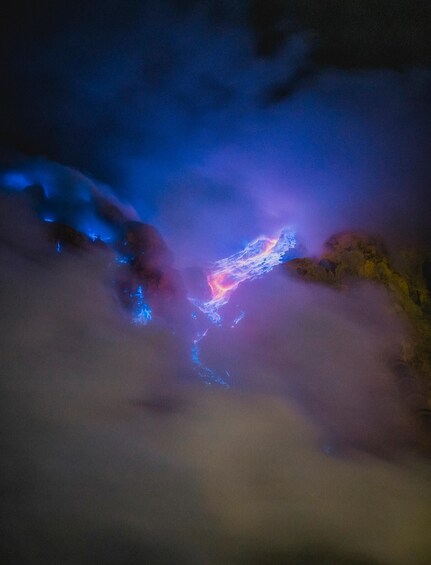 Cielo nocturno con nubes iluminadas por luces azules y rosadas. 1