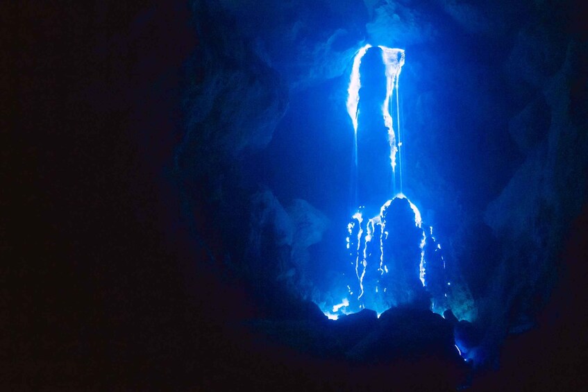 Una estructura azulada brillante que recuerda a una cascada o una formación de hielo. 2