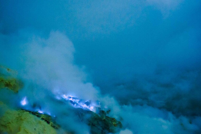 Un paisaje con una masa de agua, posiblemente un lago o mar, y un cielo nublado. 3