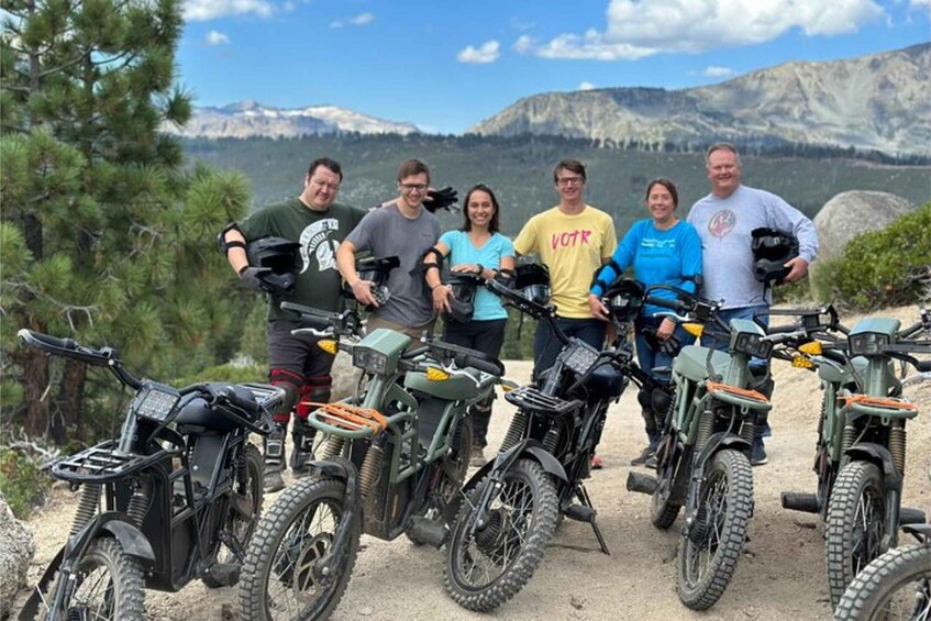 Un grupo de personas con motocicletas todoterreno en una zona montañosa. 5