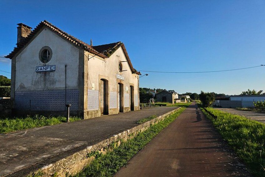 A rural road with a small building labeled 'GANFELI' on the left. 5