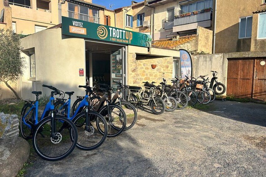 A building with a sign that reads 'TROTTUP' and several bicycles parked in front. 5