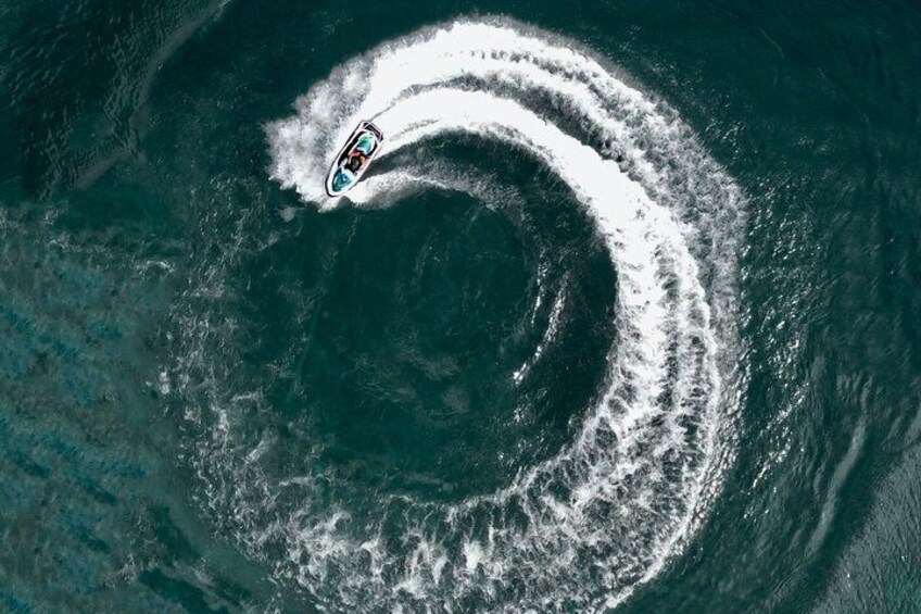 A boat creating a wake in the ocean. 2