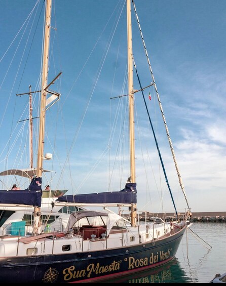 Ein Segelboot namens 'Rosa dei Venti' liegt in einer Marina festgemacht. 3