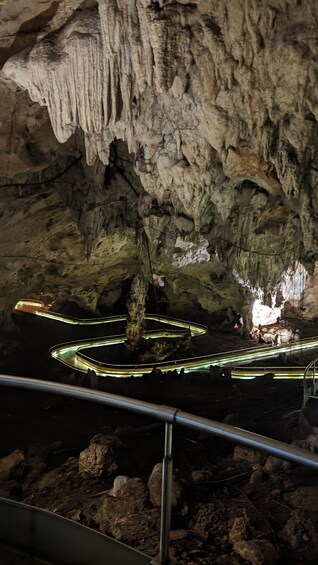 Una cueva con estalactitas y un paseo circular iluminado. 2