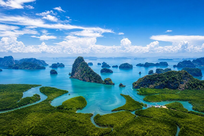 Un arcipelago tropicale con isole verdeggianti e acque turchesi cristalline. 1