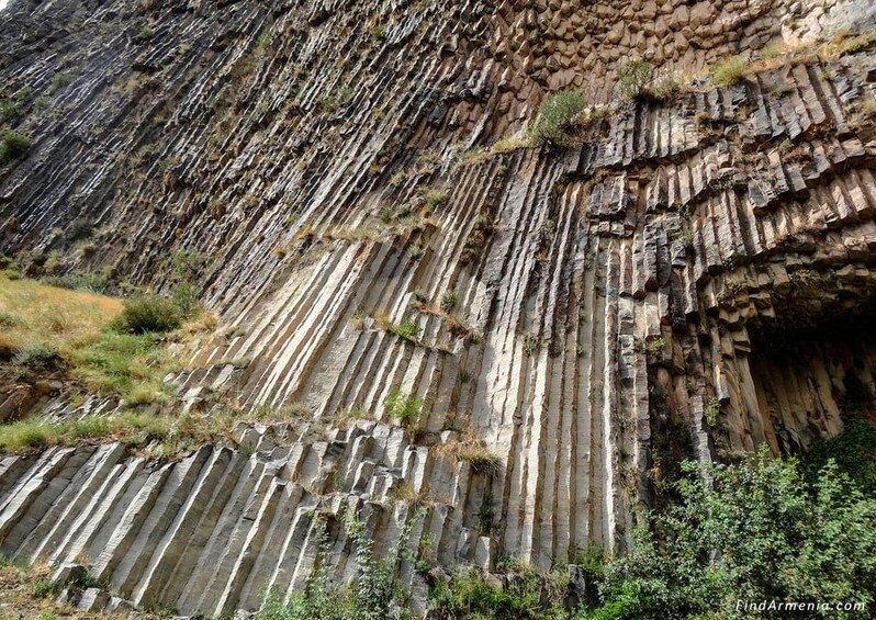 Una pared rocosa con formaciones rocosas sedimentarias en capas. 4