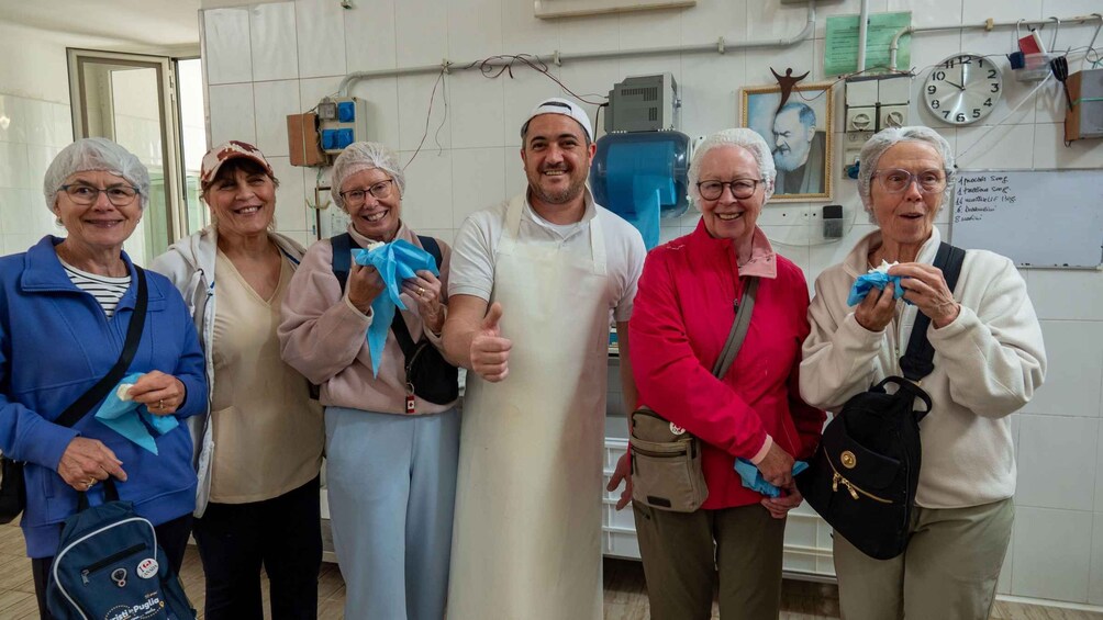Un grupo de personas en una instalación médica con equipo médico y un reloj en la pared. 5