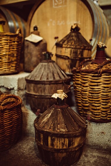 En samling av traditionella träbehållare och flätade korgar. 3