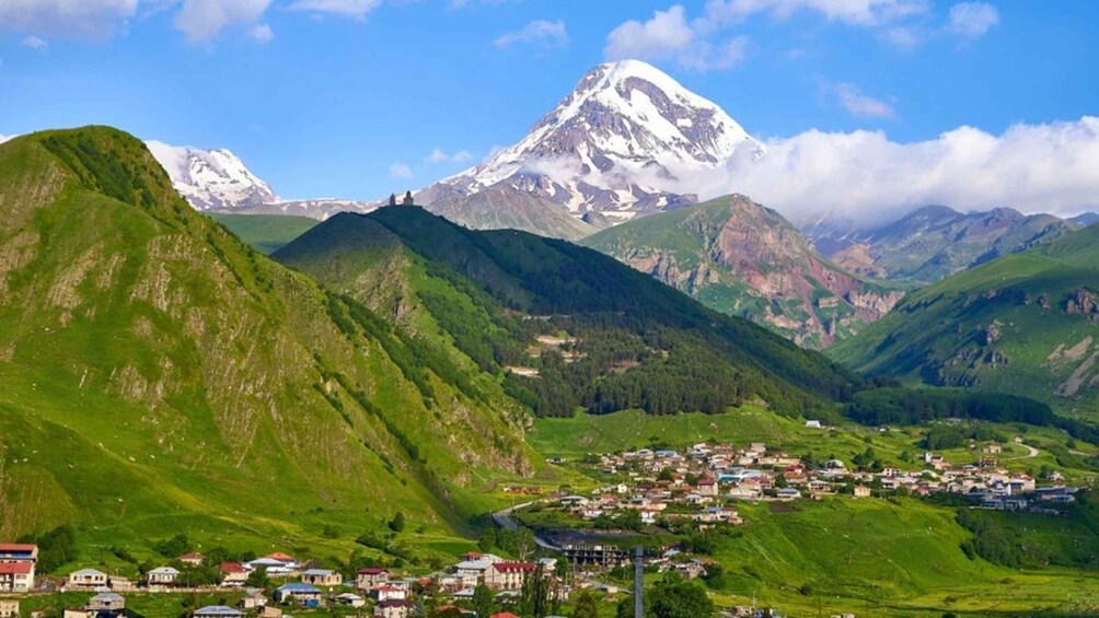 Un paysage montagneux avec un village niché au fond de la vallée. 1