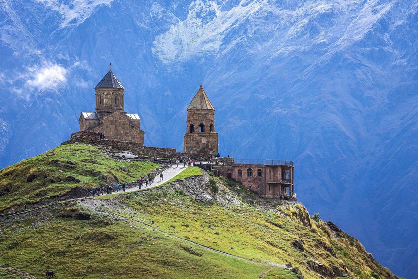 Une église historique située sur une colline, avec une chaîne de montagnes en arrière-plan. 5