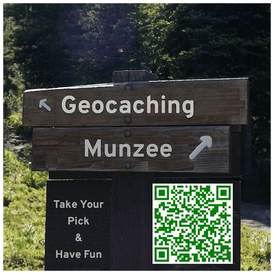 Un panneau en bois indiquant les directions pour le géocaching et le Munzee, ainsi qu’un code QR. 5
