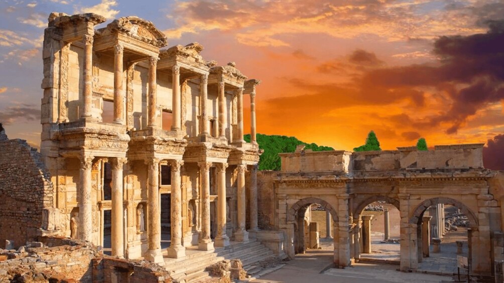 Ruinas antiguas con columnas y arcos, frente a un cielo al atardecer. 1