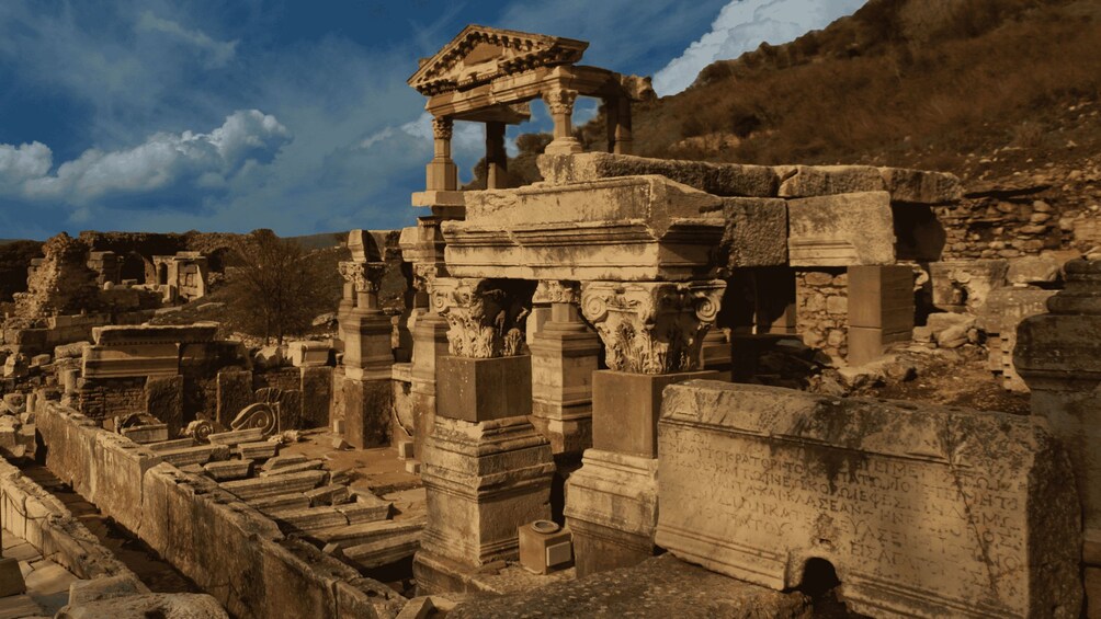 Ruinas antiguas con columnas y una estructura de templo. 2