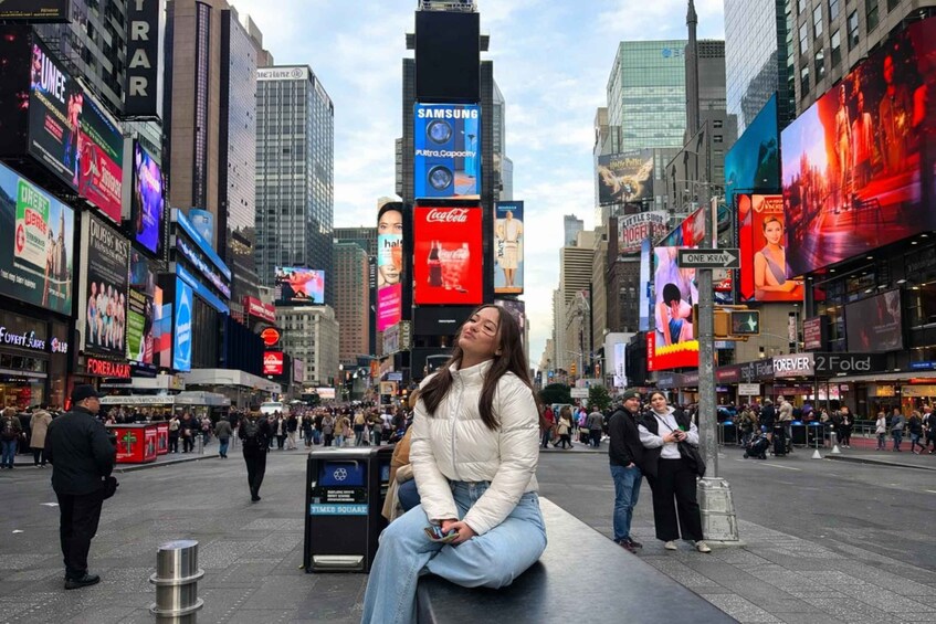 Une place animée en plein cœur de la ville, avec de grands panneaux d’affichage numériques, une publicité bien visible pour Samsung et un panneau d’affichage rappelant celui de Times Square. 5