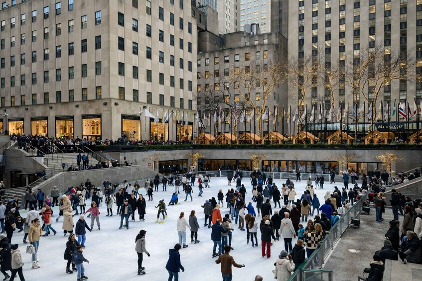 Une patinoire en plein air, entourée de grands immeubles. 4