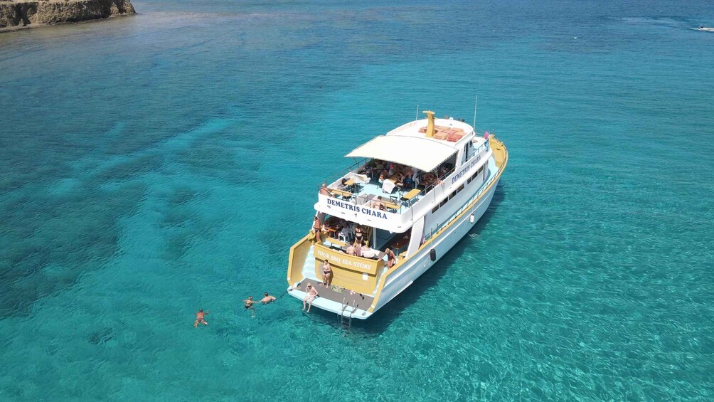 Un barco llamado Demetris Charas con pasajeros disfrutando del mar. 1