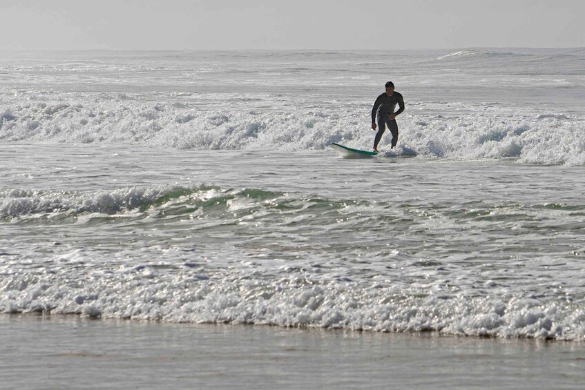 Una persona surfeando una ola en el océano. 3