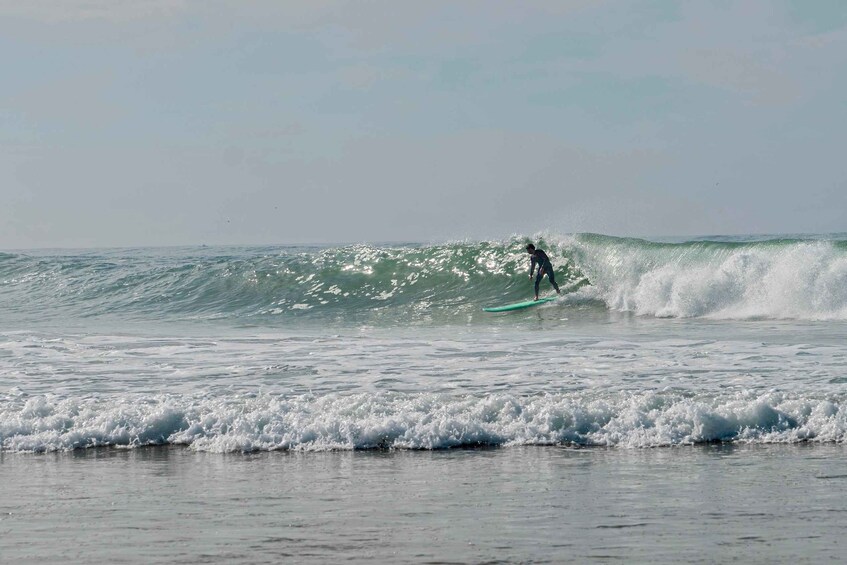Un surfista montando una ola en el océano. 2