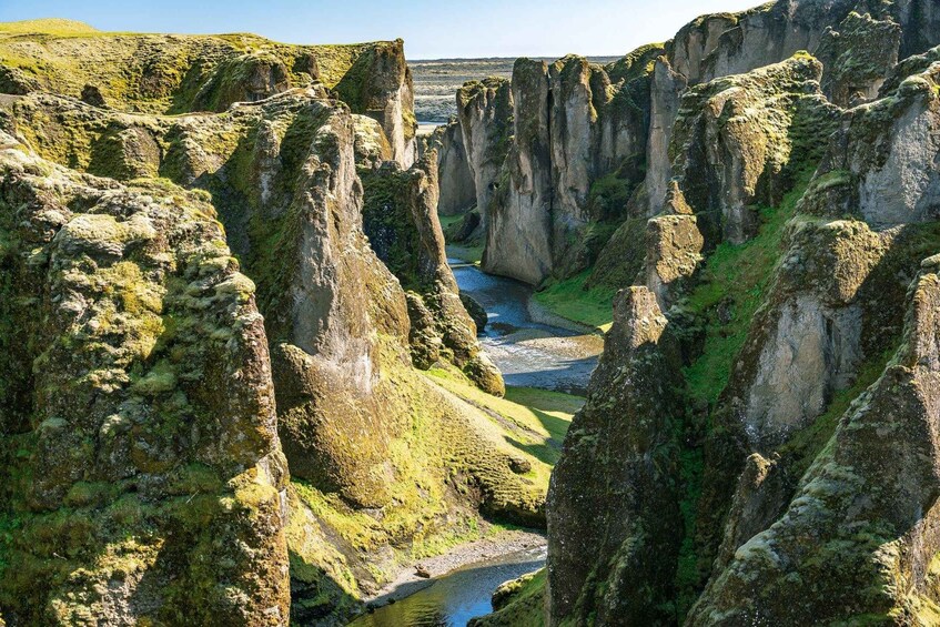 Un canyon aux parois abruptes, traversé par une rivière. 2