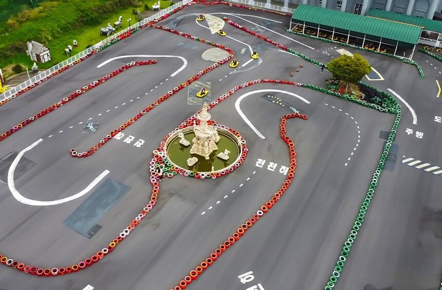 A racetrack with multiple lanes and a central fountain. 2