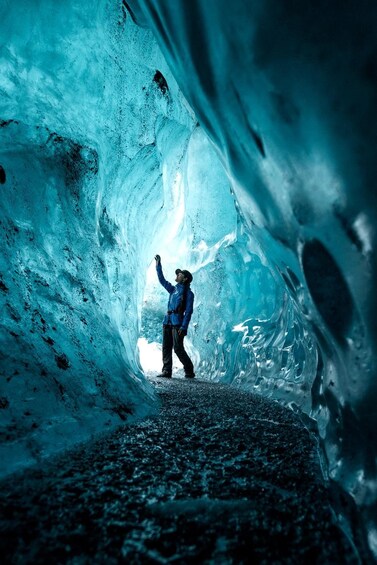 Una persona dentro de una cueva de hielo con un tono azulado. 1