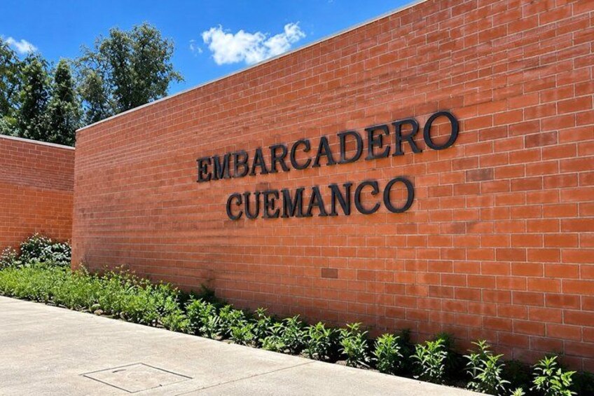 A brick wall with the text 'EMBARCADERO CUEMANCO' on it. 2