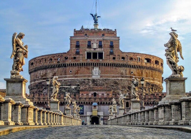 Colosseum i Rom, Italien, med statuer og en statue af en engel øverst. 1
