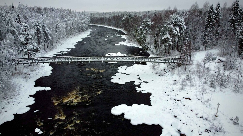 Une rivière enneigée avec un pont. 2