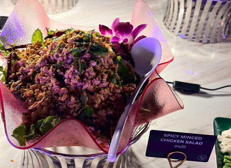 Ein würziger Hühnermix-Salat in einer verzierten Glasbowl mit einer violetten Blume. 4
