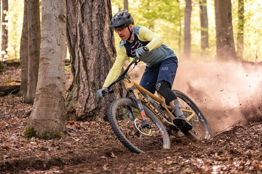 Un ciclista de montaña recorre un sendero en el bosque. 1