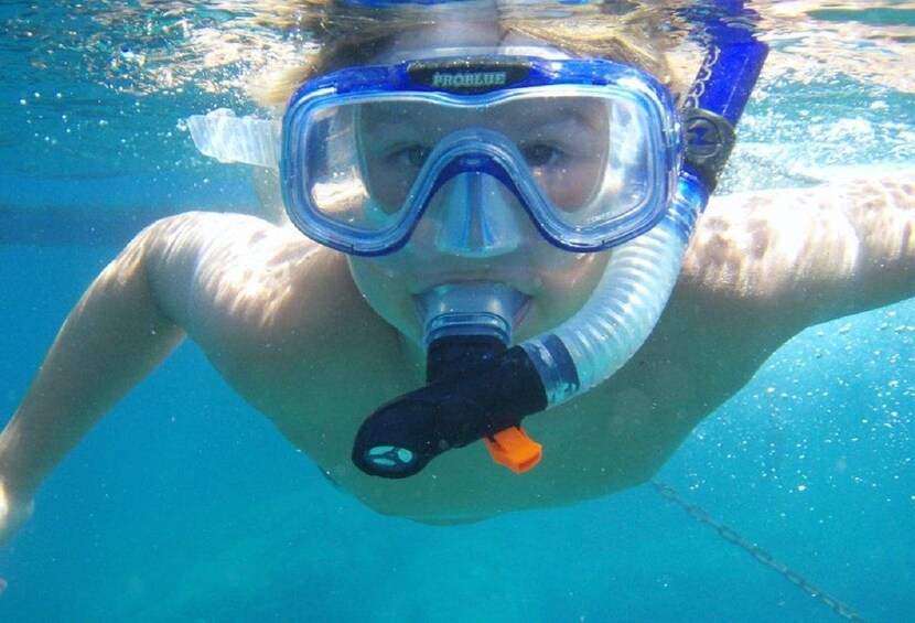 Una persona bajo el agua con snorkel y máscara. 1