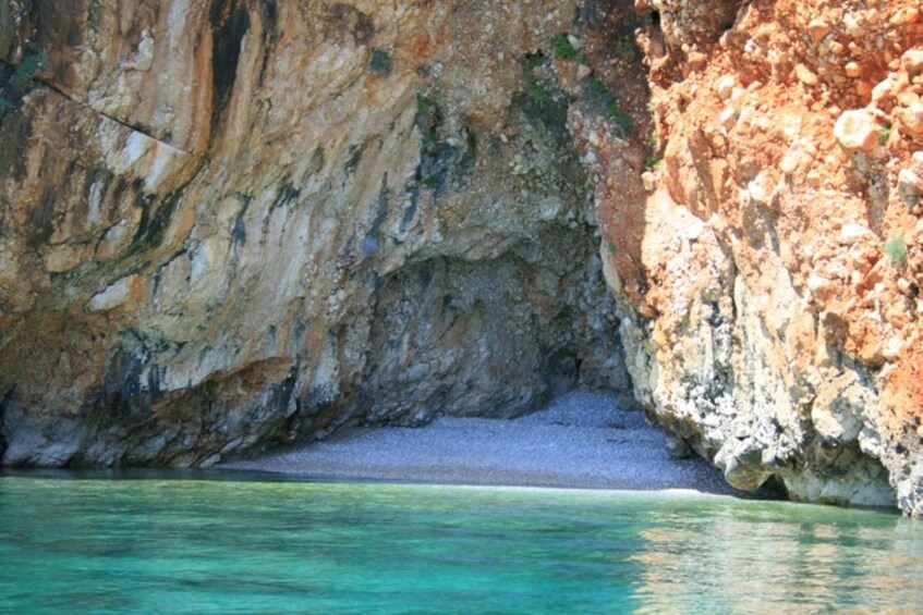 Une côte rocheuse bordée d’une eau turquoise et cristalline. 4