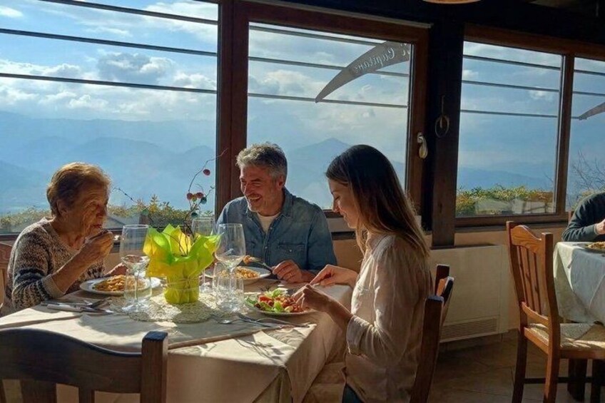 A table with plates, glasses, and a vase with flowers. 1