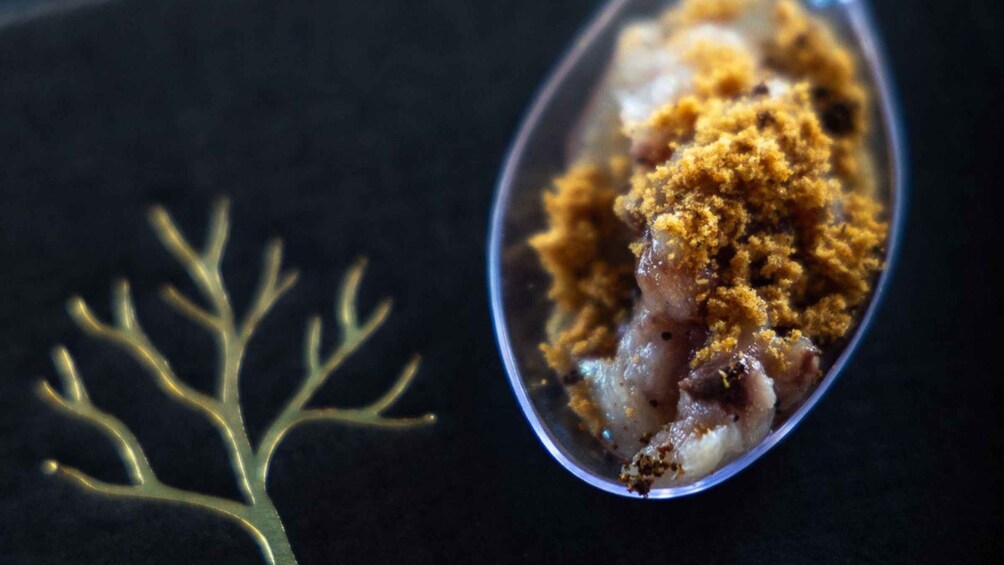 Een schaal met een goudbruine bovenkant, mogelijk een crumble of crumble topping, en een glazen kom. 4