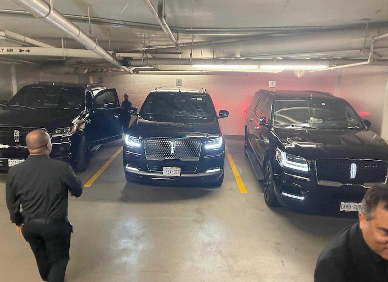 Un parking où sont garés côte à côte trois véhicules tout-terrain. 3