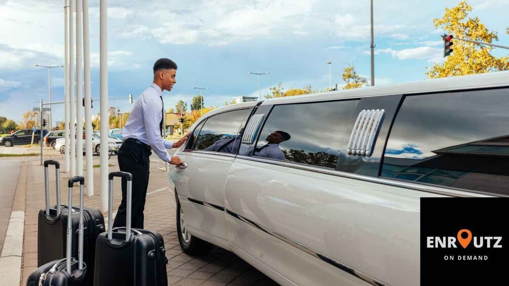 Un homme, valise à la main, s’approche d’une limousine blanche. 2