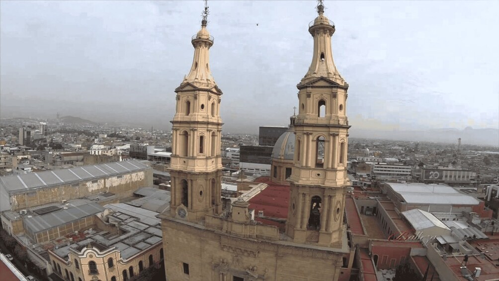 Un edificio histórico con dos torres destacadas y una cúpula. 1