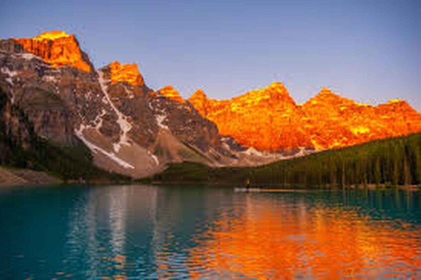 Une chaîne de montagnes dont les sommets se reflètent dans un lac. 5