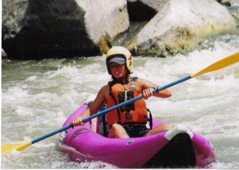 Une personne en kayak navigue sur une rivière à courant rapide. 3