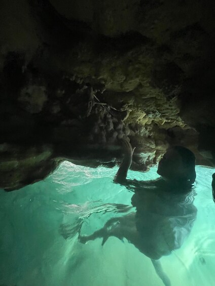 Une grotte avec une mare. 1