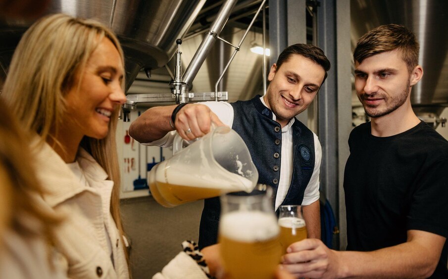 En person som häller öl i ett glas. 3