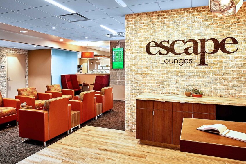 Un espace détente avec un mur en briques, un comptoir d’accueil et plusieurs options d’assises. 2